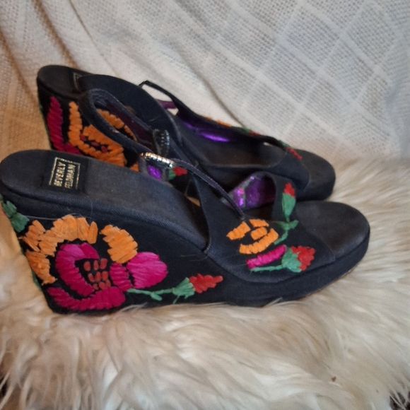 Beverly Feldman Black Canvas Yarn Floral Design Wedge Sandals 10 - Picture 1 of 10